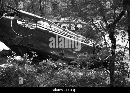 Einschusslöcher in Tür verlassene Autos Stockfoto