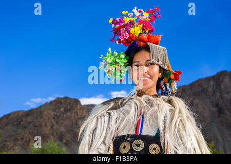 Eine Frau des Stammes Brokpa, tragen ihre Tracht mit der typischen Blume Kopfschmuck, Dah Hanu, Jammu und Kaschmir, Indien Stockfoto