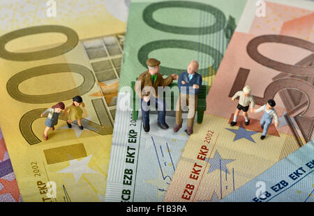 Alte Menschen sitzen auf einer Bank mit Kindern, pension Euro-Banknoten, Symbol für Generationen, Ruhestand, Stockfoto
