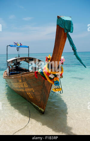 Traditionellen Longtail-Boot auf den Strand von Bamboo Island, Provinz Phuket, Thailand Stockfoto