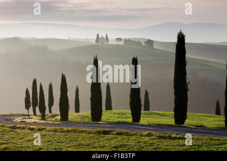 Zypressen vor der Cappella della Madonna di Vitaleta, Vialeta-Kapelle in San Quirico d ' Orcia, Toskana, Italien Stockfoto