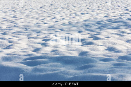 Schnee, steiniger Boden mit hellen und dunklen Bereichen Stockfoto
