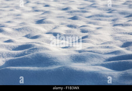 Schnee, steiniger Boden mit hellen und dunklen Bereichen Stockfoto