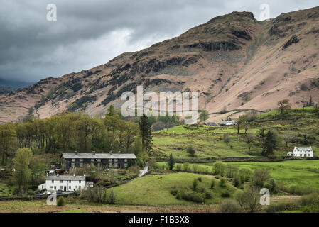 Schöne alte Dorf Landschaft inmitten der Berge im Lake District Stockfoto