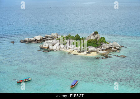 Luftaufnahme von einer kleinen Insel mitten im Meer Stockfoto