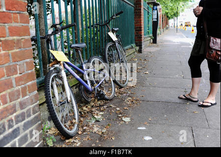 Verlassene Fahrräder in einer Brighton Straße mit Warnhinweis aus Rat, dass sie entfernt werden Stockfoto