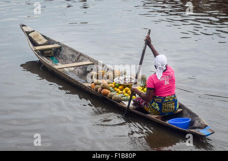 Lady verkaufen Früchte auf einem Einbaum in Ganvié, das "Venedig von Afrika", Häuser Dorf Stelzen an einem See in der Nähe von Cotonou in Benin Stockfoto