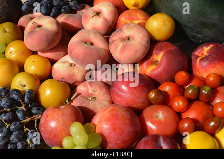 Frisches Obst.  Weintrauben, rot & gelben Pflaumen, Paraguaya Pfirsiche, Nektarinen, Tomaten, Zitronen, Wassermelone Stockfoto