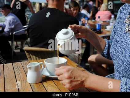 Ipswich, Suffolk UK - Frau Gießen eine Tasse Tee Stockfoto