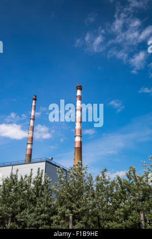 Die zwei Schornsteine der Poolbeg Elektrizität Kraftwerk auf Dublins Nordwand, Dublin, Irland. Stockfoto