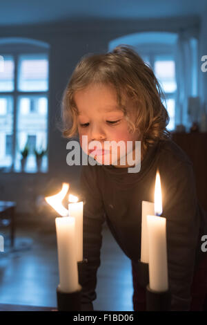 Kleines Mädchen, die Kerzen ausblasen Stockfoto