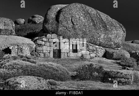 Portugal, Serra Da Estrela: Haus unter den Felsen (bw) Stockfoto