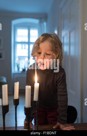 Kleines Mädchen, die Kerzen ausblasen Stockfoto