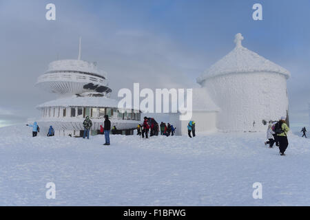 Krummhuebel, Polen, die Laurentius-Kapelle und die meteorologischen Observatorium auf dem Gipfel der Schneekoppe Stockfoto