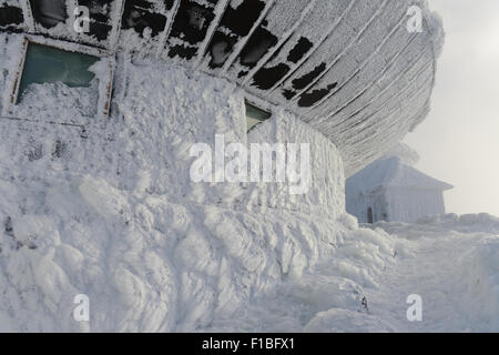 Krummhuebel, Polen, die Laurentius-Kapelle und die meteorologischen Observatorium auf dem Gipfel der Schneekoppe Stockfoto