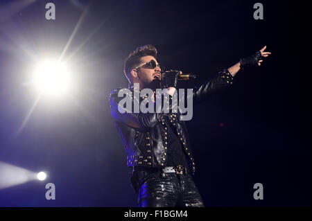 Berlin, Deutschland, Adam Lambert, Sänger, mit Königin bei einem Konzert in der O2 World Stockfoto