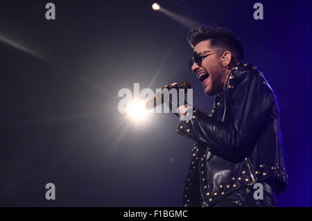 Berlin, Deutschland, Adam Lambert, Sänger, mit Königin bei einem Konzert in der O2 World Stockfoto