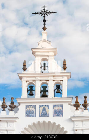 EL ROCIO, Spanien, 18. Februar 2015: Kirche von Nuestra Señora del Rocio in Andalusien, Angaben über den Turm und Glocken. Stockfoto