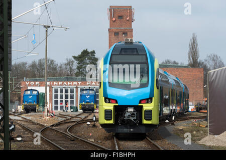 Berlin, Deutschland, Stadler Pankow GmbH, EMUs geben Kuss Stockfoto