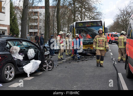 Berlin, Deutschland, Autounfall mit einem BVG-bus Stockfoto