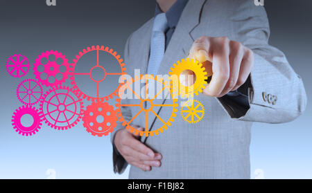 Geschäftsmann Hand macht bunte Getriebe zum Erfolgskonzept Stockfoto