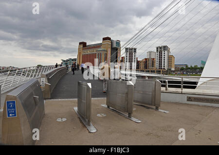 Baltischen Getreidemühlen und Gateshead Millennium Bridge Stockfoto