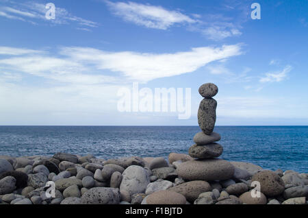 Cairns am schwarzen vulkanischen Kiesstrand Stockfoto