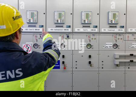 Ludwigsfelde, Deutschland, Siemens-Techniker im elektrischen Kontrollraum des Clean Energy Center Stockfoto