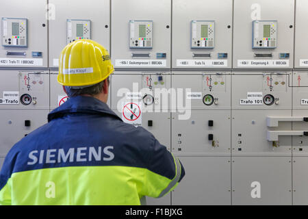 Ludwigsfelde, Deutschland, Siemens-Techniker im elektrischen Kontrollraum des Clean Energy Center Stockfoto