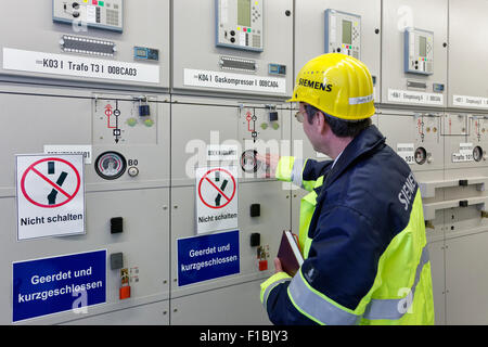 Ludwigsfelde, Deutschland, Siemens-Techniker im elektrischen Kontrollraum des Clean Energy Center Stockfoto