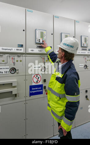 Ludwigsfelde, Deutschland, Siemens-Techniker im elektrischen Kontrollraum des Clean Energy Center Stockfoto