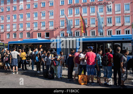 München, Deutschland. 1. Sep, 2015. Flüchtlinge warten für den Transport eines Flüchtlings Aufnahmezentren, am Münchner Hauptbahnhof in München, 1. September 2015. Foto: NICOLAS ARMER/Dpa/Alamy Live News Stockfoto