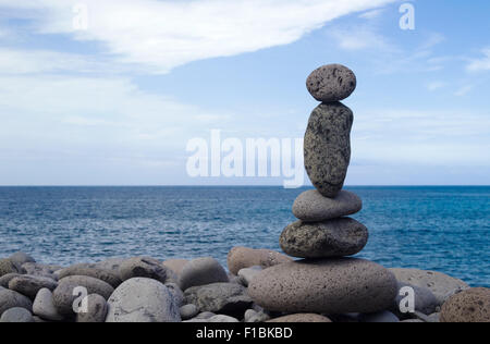 Cairns am schwarzen vulkanischen Kiesstrand Stockfoto