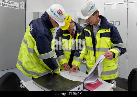 Ludwigsfelde, Deutschland, Siemens-Techniker im elektrischen Kontrollraum des Clean Energy Center Stockfoto
