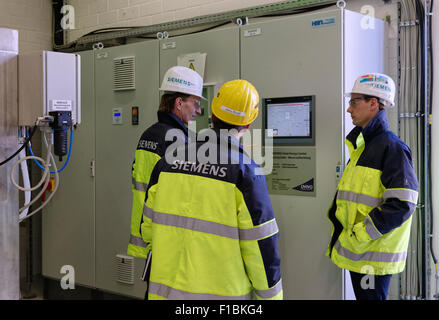 Ludwigsfelde, Deutschland, Siemens-Techniker in der Kuehlwasseraufbereitungsanlage des Clean Energy Center Stockfoto