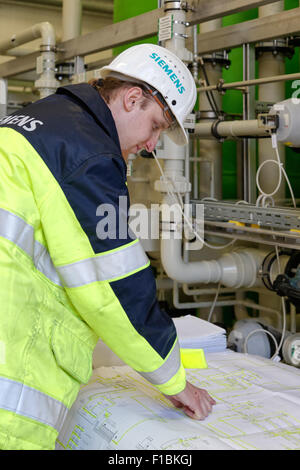 Ludwigsfelde, Deutschland, Siemens-Techniker in der Kuehlwasseraufbereitungsanlage des Clean Energy Center Stockfoto
