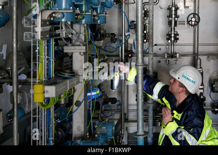 Ludwigsfelde, Deutschland, Siemens-Techniker in der Kraftstoff-Kammer des Clean Energy Center Stockfoto