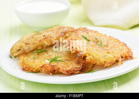 Knusprig gebratene Kartoffelpuffer auf weißen Teller, Nahaufnahme Stockfoto
