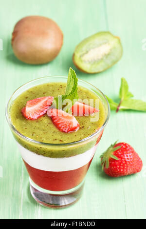 Kiwi Erdbeer Dessert mit cremigem Joghurt im Glas geschichtet Stockfoto