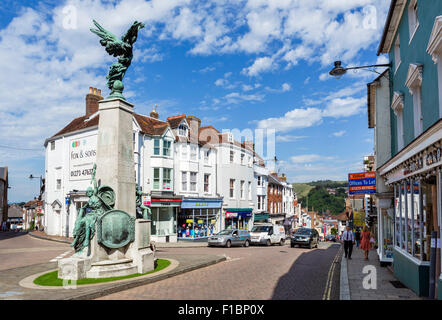 Die High Street an der Kreuzung mit der Market Street im Zentrum Stadt, Lewes, East Sussex England, UK Stockfoto