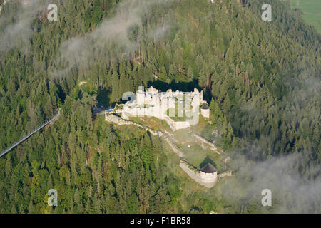 LUFTAUFNAHME. Schloss Ehrenberg mit etwas Morgennebel. Klause, Reutte, Tirol, Österreich. Stockfoto