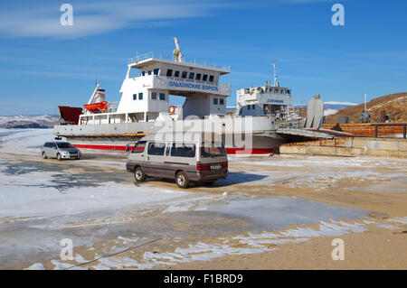 Der Baikalsee, Sibirien, Russland. 15. Oktober 2014. Eis-Kreuzung. Baikalsee, Sibirien, Russland, Insel Olchon © Andrey Nekrassow/ZUMA Wire/ZUMAPRESS.com/Alamy Live-Nachrichten Stockfoto