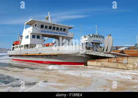 Der Baikalsee, Sibirien, Russland. 15. Oktober 2014. Eis-Kreuzung. Baikalsee, Sibirien, Russland, Insel Olchon © Andrey Nekrassow/ZUMA Wire/ZUMAPRESS.com/Alamy Live-Nachrichten Stockfoto