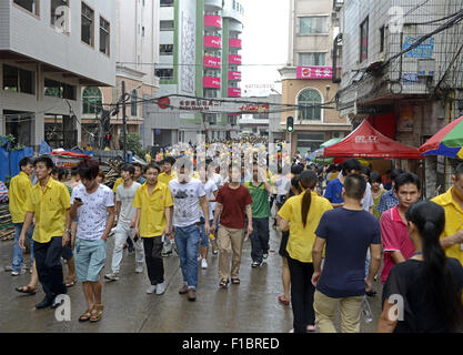 Dongguan, Guangdong, CHN. 24. Juni 2014. Dongguan, CHINA - 24. Juni 2014: (Nur zur redaktionellen Verwendung. CHINA aus) Menschen in ihre Miethäuser zu überfluten. Meitai zweite Spielzeug Facotry ist eine Aktiengesellschaft mit 4000 Worders konzentriert sich auf die Montage von Barbies. Es ist in einem alten Industriegebiet mit einigen Schlafsälen, also mehr als die Hälfte Arbeitnehmer Häuser mieten. Es ist Zeit, Schichtwechsel, Arbeiter zur Arbeit gehen und Arbeiter steigen Sie Arbeit und vorbeifahrende Autos an der Kreuzung zusammenlaufen, bilden eine lebendige chaotische Szene. Nach 30 Minuten geht alles wieder normal. © SIPA Asien/ZUMA Draht/Alamy Live-Nachrichten Stockfoto