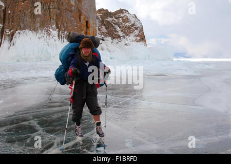 Der Baikalsee, Sibirien, Russland. 15. Oktober 2014. Der Tourist reist am Baikalsee, Sibirien, Russland © Andrey Nekrassow/ZUMA Wire/ZUMAPRESS.com/Alamy Live-Nachrichten Stockfoto