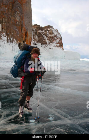 Der Baikalsee, Sibirien, Russland. 15. Oktober 2014. Der Tourist reist am Baikalsee, Sibirien, Russland © Andrey Nekrassow/ZUMA Wire/ZUMAPRESS.com/Alamy Live-Nachrichten Stockfoto