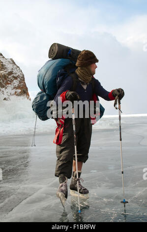 Der Baikalsee, Sibirien, Russland. 15. Oktober 2014. Der Tourist reist am Baikalsee, Sibirien, Russland © Andrey Nekrassow/ZUMA Wire/ZUMAPRESS.com/Alamy Live-Nachrichten Stockfoto