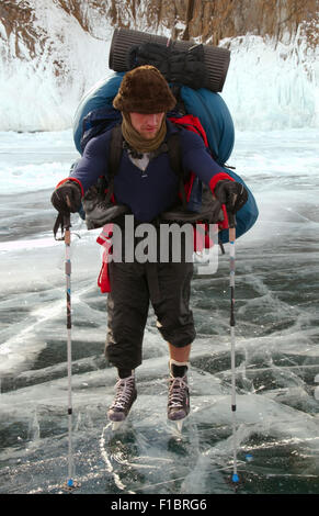 Der Baikalsee, Sibirien, Russland. 15. Oktober 2014. Der Tourist reist am Baikalsee, Sibirien, Russland © Andrey Nekrassow/ZUMA Wire/ZUMAPRESS.com/Alamy Live-Nachrichten Stockfoto