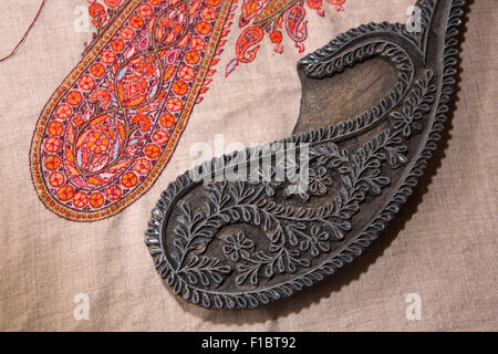 Indien, Jammu & Kaschmir, Srinagar, hand Embroiderered Hand Pashmina Muster in warmen farbigen Fäden mit Muster drucken block Stockfoto