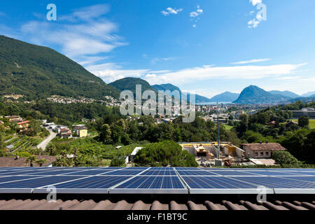 Sonnenkollektoren auf dem Dach Stockfoto